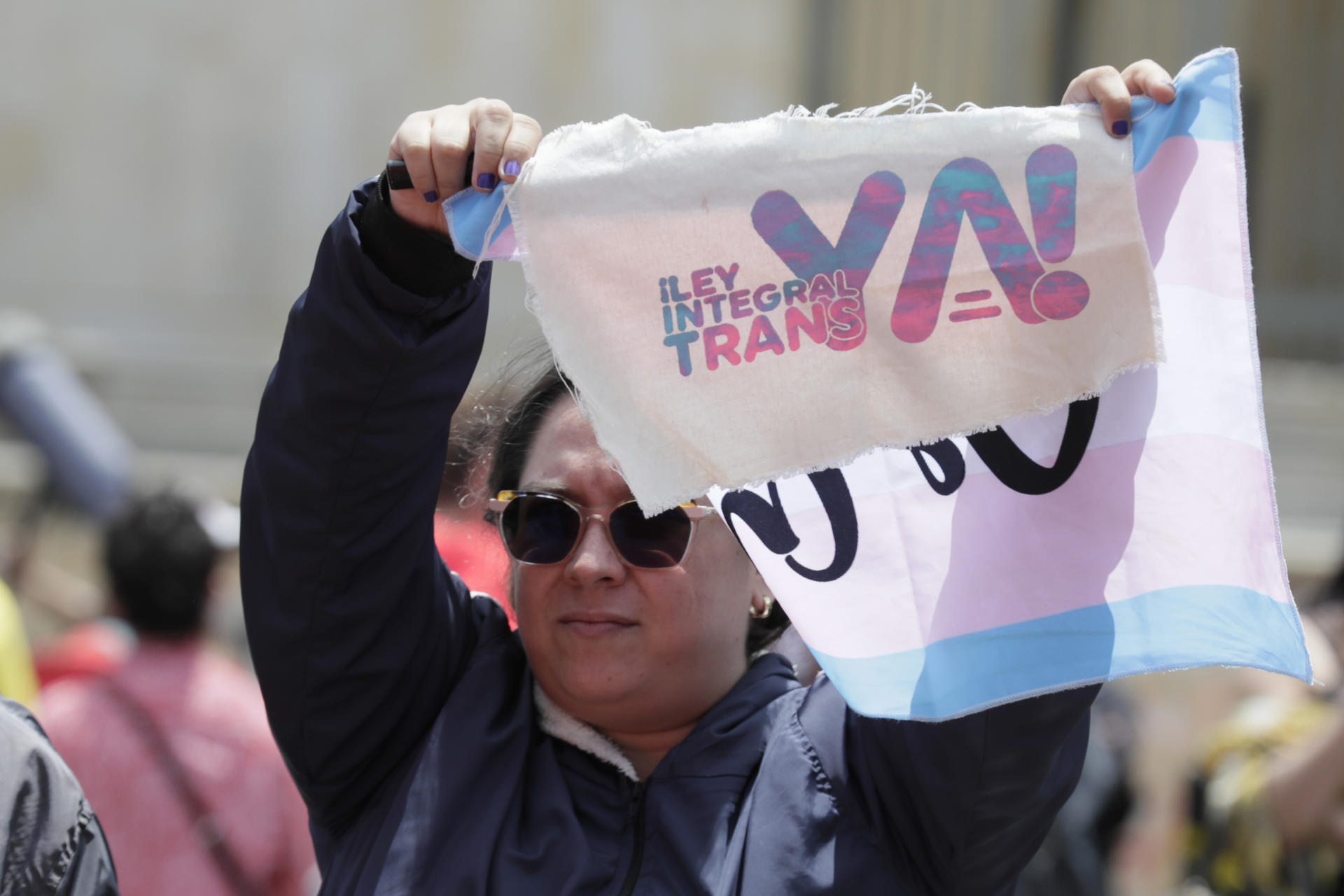 Una integrante de la comunidad LGTBI sostiene una bandera este miércoles, durante un evento en Bogotá (Colombia). EFE/ Carlos Ortega
