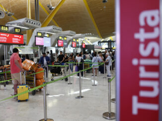 Aspecto que presenta el aeropuerto de Madrid este sábado, coincidiendo con la Operación Retorno. EFE/ Rodrigo Jiménez