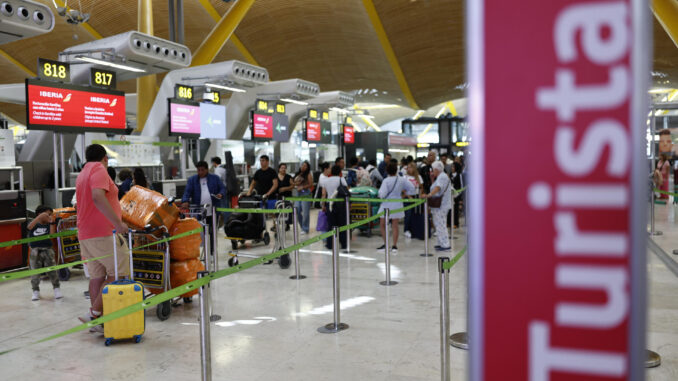 Aspecto que presenta el aeropuerto de Madrid este sábado, coincidiendo con la Operación Retorno. EFE/ Rodrigo Jiménez
