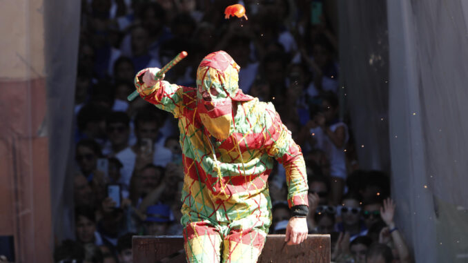 Miles de personas acuden a la tradicional fiesta del Cipotegato, este martes en Tarazona. El cipotegato, encarnado en esta edición de 2024 por un vecino que participaba en el sorteo desde hace 25 años, volverá a recorrer este martes las calles de Tarazona (Zaragoza), que quedarán teñidas por el rojo de los tomates que los turiasonenses lanzarán al tradicional arlequín durante su carrera. EFE/ Javier Belver
