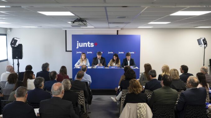 Imagen de archivo del expresident de la Generalitat, Carles Puigdemont, durante una reunión de trabajo en la ciudad francesa de Perpiñán. EFE/David Borrat/Archivo
