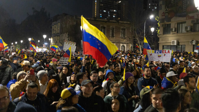 Ciudadanos venezolanos que residen en Chile protestan este sábado, para rechazar los resultados de las elecciones en Venezuela celebradas el 28 de julio, en el Parque Almagro en Santiago (Chile). EFE/ Ailen Díaz
