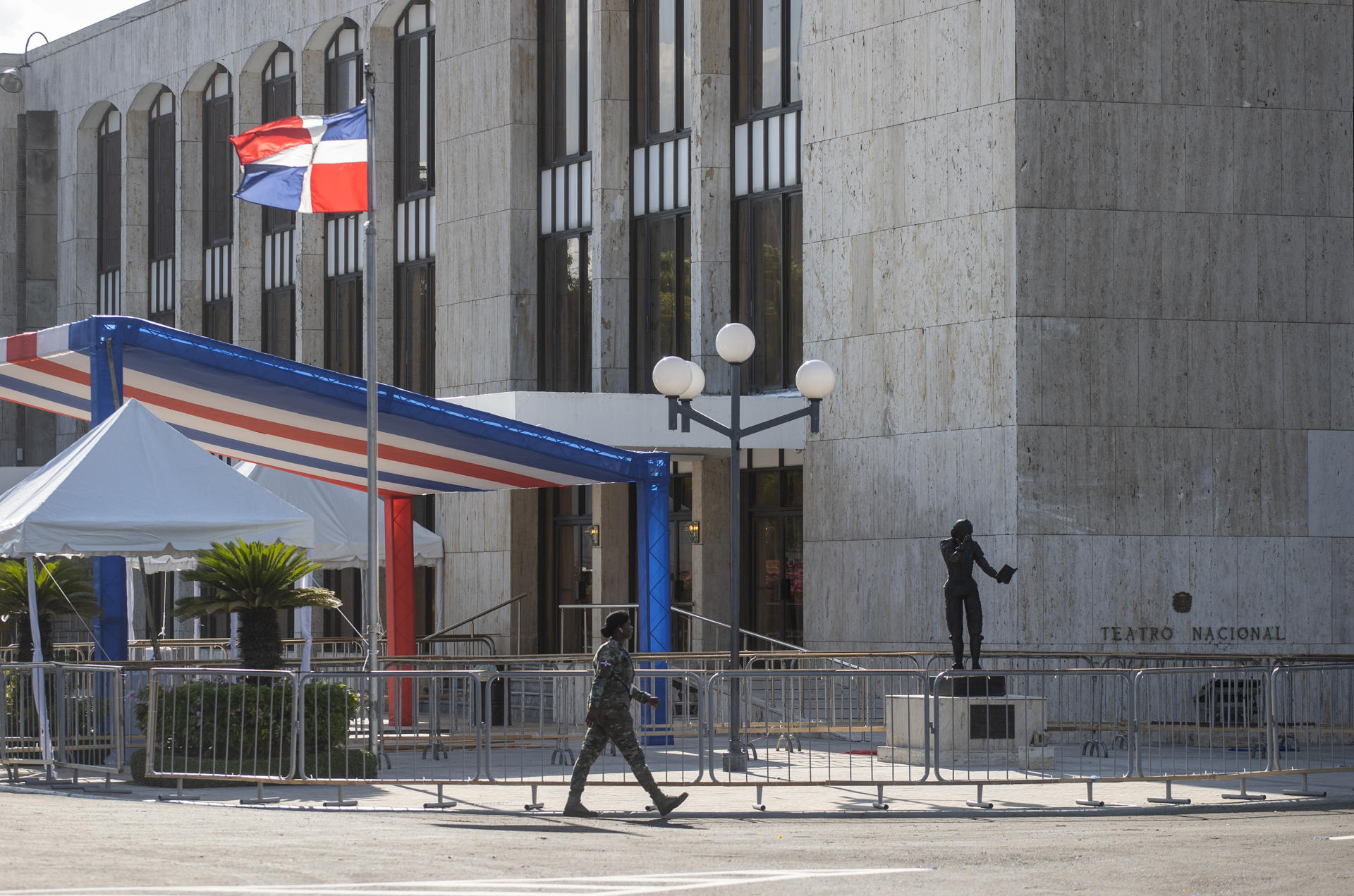 Una integrante del ejército dominicano camina frente el Teatro Nacional este jueves, en Santo Domingo (República Dominicana). EFE/ Orlando Barría
