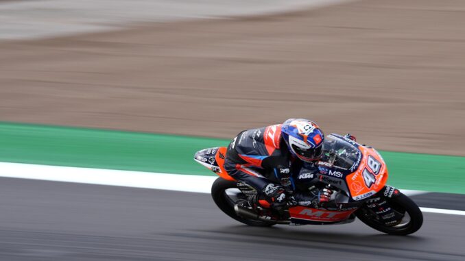 El español Iván Ortolá (KTM) en el circuito de Silverstone.EFE/EPA/TIM KEETON
