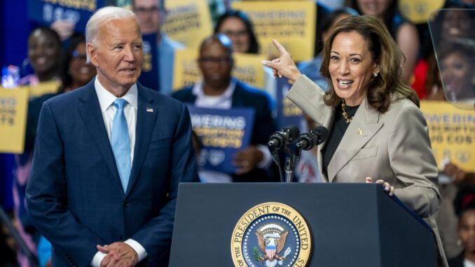 La candidata demócrata y vicepresidenta, Kamala Harris (d) junto al presidente de Estados Unidos, Joe Biden, este jueves. EFE/EPA/SHAWN THEW
