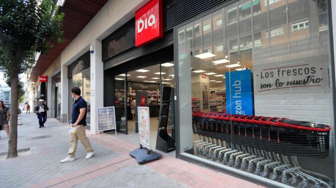 Imagen de archivo de la entrada de un supermercado Día. EFE/Fernando Alvarado
