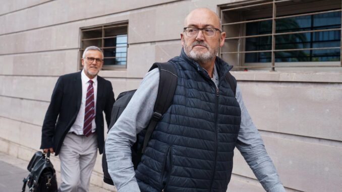 Imagen de archivo del exdiputado nacional del PSOE Bernardo Fuentes Curbelo (d) a su salida de la Audiencia Provincial de Santa Cruz de Tenerife tras declarar por el caso Mediador. EFE/Ramón de la Rocha
