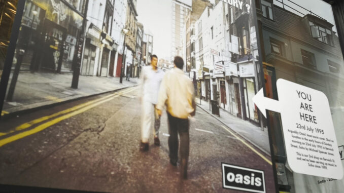 Quince años después de su disolución musical y, en la práctica, también fraternal, los hermanos Gallagher han anunciado la futura reunión de Oasis, aclamadísima banda gracias sobre todo a dos discos que propulsaron el llamado "brit pop" e igualmente conocida por los desvaríos y puñaladas de sus miembros. Imagen de la portada de un disco de Oasis, situada en la tienda 'Sister Ray' en Soho. EFE/Guillermo Garrido
