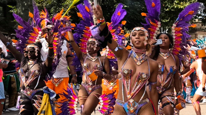 El multitudinario carnaval de Notting Hill celebró este lunes su segunda y última jornada ante la vigilancia de miles de agentes de la Policía Metropolitana (Met) de Londres. EFE/ Guillermo Garrido
