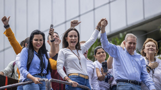 La líder opositora venezolana María Corina Machado (2-i) y el candidato a la presidencia de Venezuela Edmundo González Urrutia (d) participan en una manifestación de apoyo el pasado martes, en Caracas (Venezuela). EFE/ Henry Chirinos
