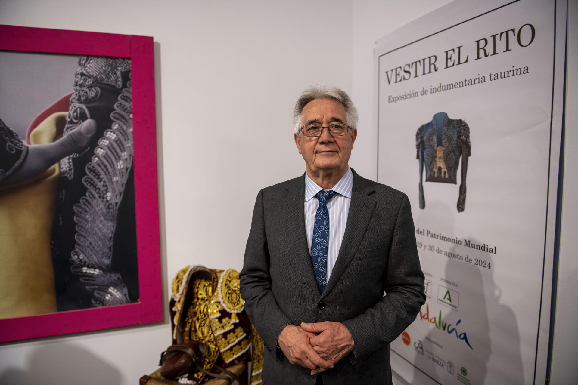 El sastre de toreros Justo Algaba durante la inauguración de la muestra ‘Vestir el rito. Exposición de indumentaria taurina”, donde se puede observar la evolución del traje de luces desde 1845 hasta nuestros días, abierta al público en el centro del Patrimonio Mundial del Ayuntamiento de la localidad jiennense de Baeza. EFE/José Manuel Pedrosa.
