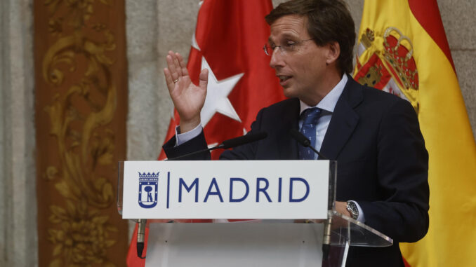 El alcalde de Madrid, José Luis Martínez-Almeida, interviene durante el acto de entrega de "Las Palomas de Bronce-Bomberos de Madrid" con motivo de la Virgen de la Paloma. EFE/ Fernando Alvarado
