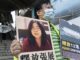 Imagen de Archivo de un activista prodemocracia cerca de la Oficina de Enlace del Gobierno Popular Central en el departamento de la Región Administrativa Especial de Hong Kong mientras sostiene un cartel en apoyo de la periodista china Zhang Zhan.
 EFE/EPA/MIGUEL CANDELA