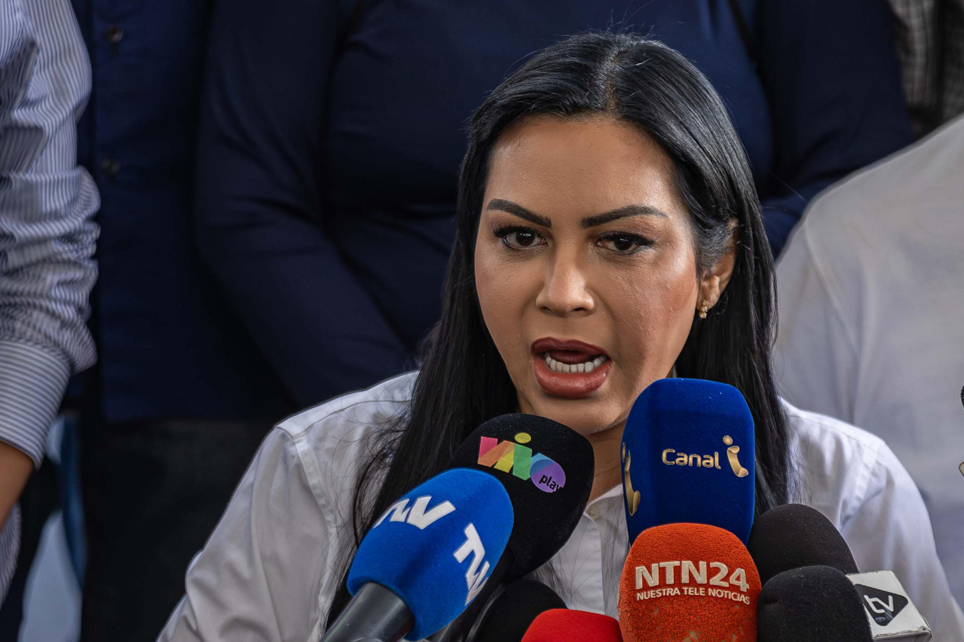 Delsa Solórzano, miembro del Comando Con Venezuela, habla durante una rueda de prensa sobre los hechos ocurridos la madrugada de este viernes en la sede del comando ubicada en Caracas (Venezuela). EFE/ Henry Chirinos
