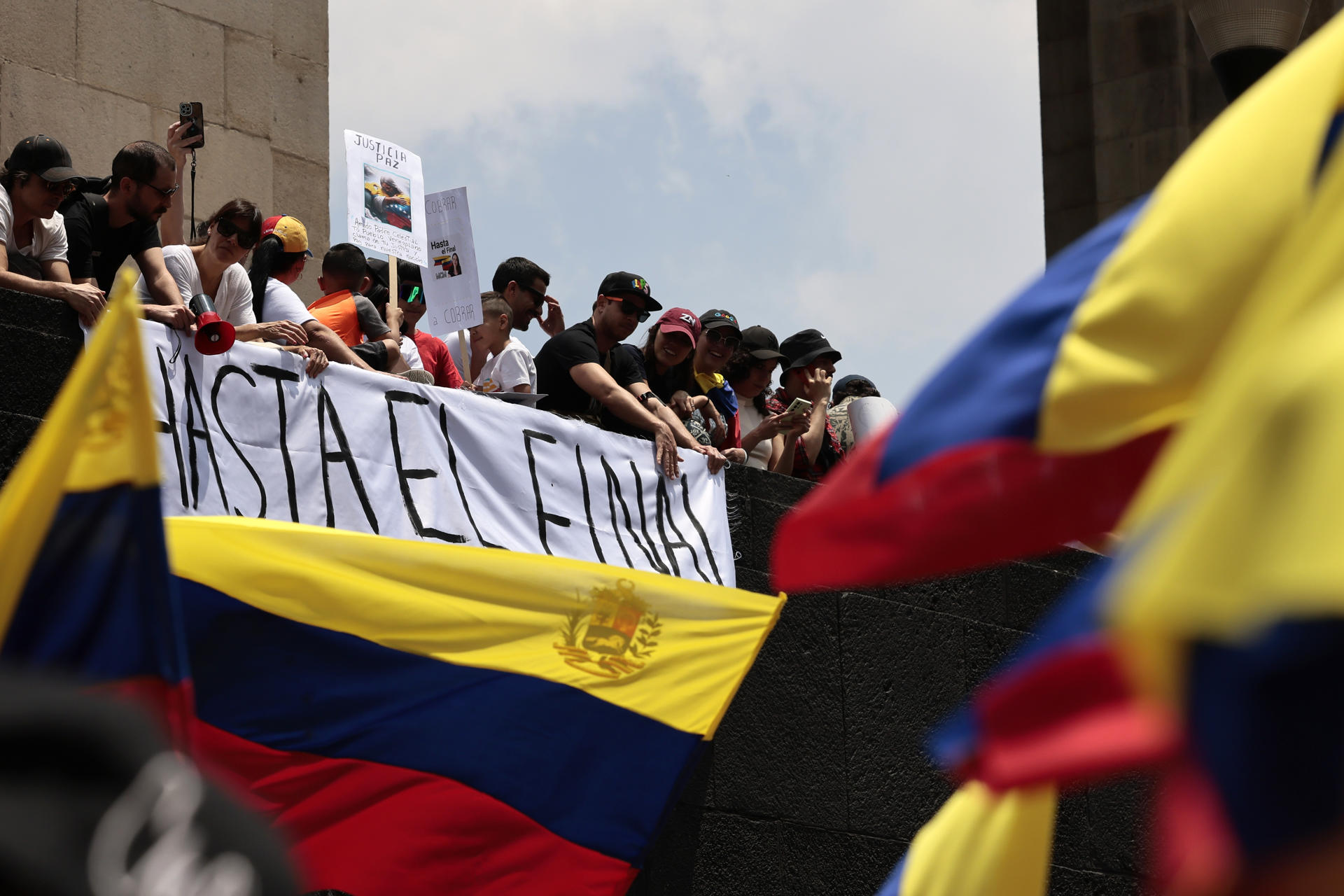 Ciudadanos venezolanos que residen en México participan en una protesta este sábado, para rechazar los resultados de las elecciones celebradas el 28 julio, en Ciudad de México (México).EFE/José Méndez
