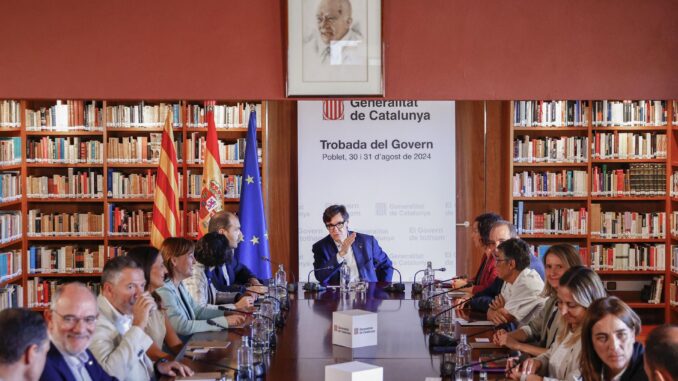 El presidente de la Generalitat, Salvador Illa (c), y los 16 consellers de su gobierno han llegado este viernes al Monasterio de Poblet (Tarragona) para celebrar las jornadas de trabajo en las que el nuevo ejecutivo socialista fijará la hoja de ruta del mandato. EFE/ Quique García
