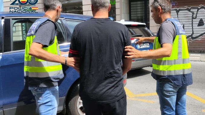 Dos policías nacionales llevan detenido a un hombre de 41 años (c) como presunto autor de cuatro delitos de agresión sexual a mujeres de entre 40 y 65 años en la vía pública y en portales de viviendas en Málaga. EFE/Policía Nacional //SOLO USO EDITORIAL/SOLO DISPONIBLE PARA ILUSTRAR LA NOTICIA QUE ACOMPAÑA (CRÉDITO OBLIGATORIO)//
