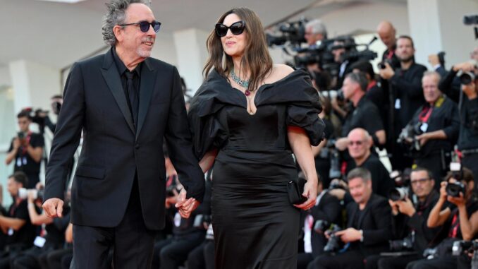 El director estadounidense Tim Burton (izq.) y la actriz italiana Monica Bellucci llegan a la ceremonia de apertura y proyección de 'Beetlejuice Beetlejuice' en el 81º Festival Internacional de Cine de Venecia, en Venecia, Italia, el 28 de agosto de 2024. La película se presenta fuera de competición en el festival que se celebra del 28 de agosto al 7 de septiembre de 2024. (Cine, Italia, Niza, Venecia) EFE/EPA/ETTORE FERRARI
