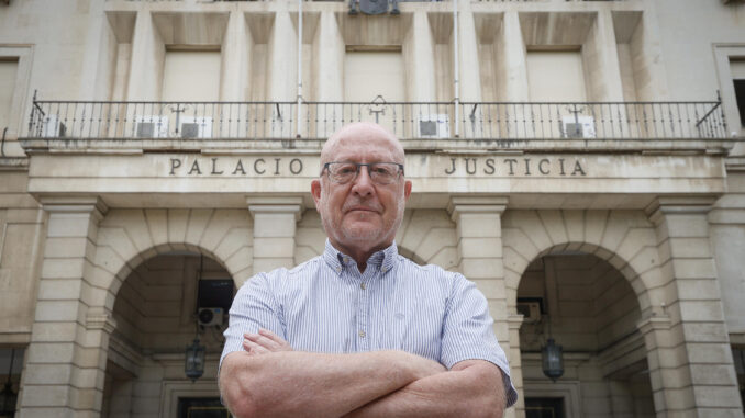 SEVILLA, 18/08/2024.- El periodista Francisco Gil Chaparro posa durante una entrevista con EFE en Sevilla con motivo de la edición de "Los Galindos. El crimen de los silencios" (El Paseo), que el próximo 26 llegará a las librerias, en el que aporta nuevos testimonios y fotografías inéditas, algunas del escenario del crimen que se saldó con cinco cadáveres, uno con disparos de escopeta a quemarropa, dos con la cabeza destrozada por una pieza metálica dentada y otros dos calcinados en el cortijo de Paradas (Sevilla) que fue el escenario de una orgía de sangre que cincuenta años después sigue acumulando preguntas sin respuesta. EFE/Jose Manuel Vidal
