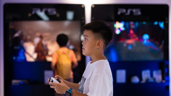 Un niño juega 'Black Myth: Wukong' en una tienda de Sony en Shanghai. EFE/EPA/ALEX PLAVEVSKI
