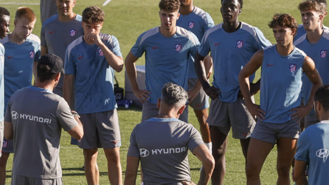 Los jugadores del Atlético de Madrid, entre ellos Joao Felix (d) escuchan las instrucciones del técnico, Diego Simeone (i), durante un entrenamiento la pasada semana en la Ciudad Deportiva de Majadahonda (Madrid). EFE/ Fernando Alvarado
