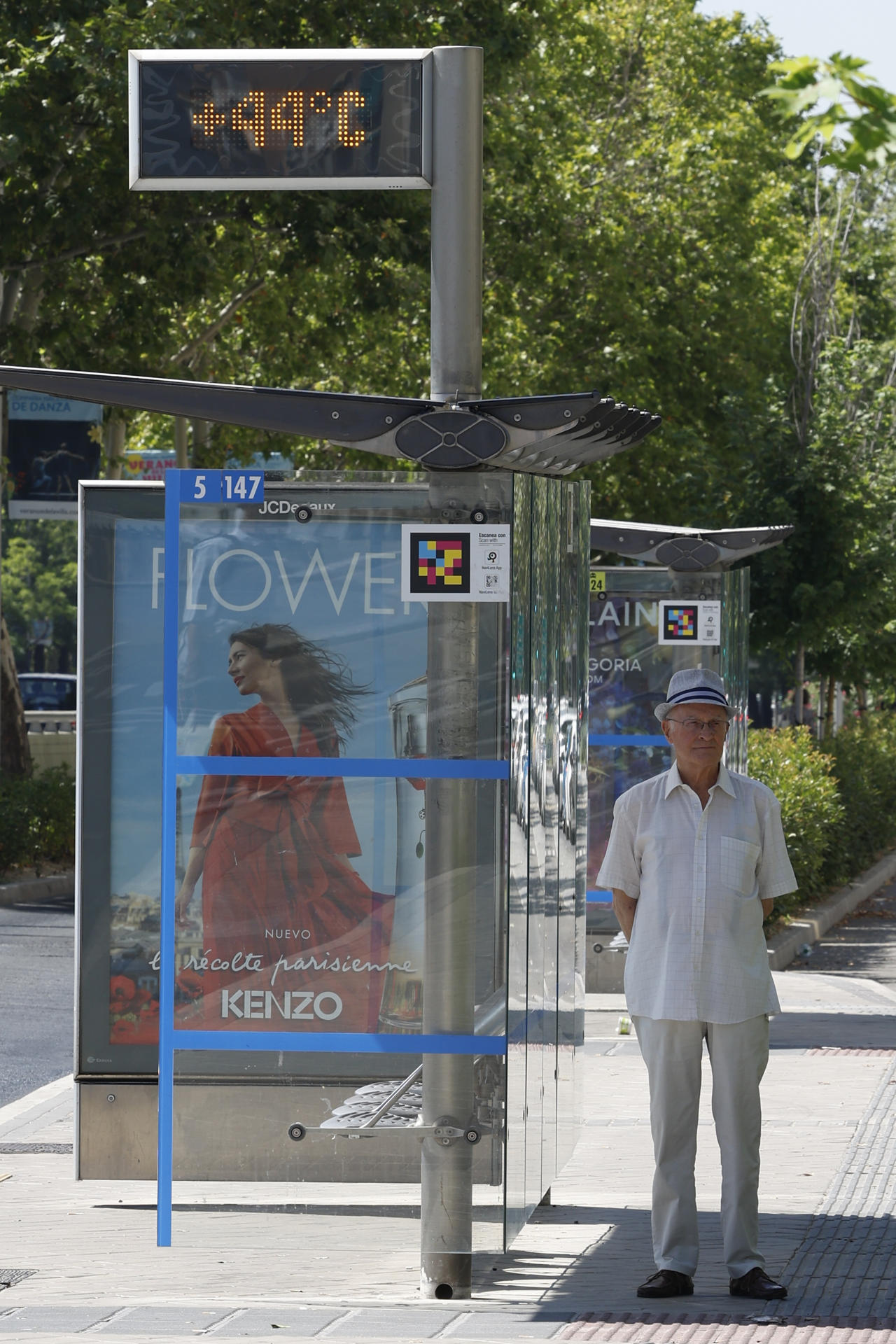 Un termómetro de una marquesina en Madrid marca 44 grados centígrados este jueves. EFE/ Mariscal
