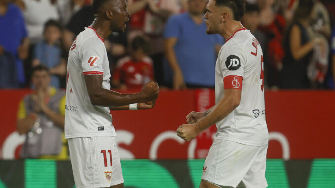 El delantero argentino del Sevilla Lucas Ocampos (d) celebra con el belga Dodi Lukebakio un gol ante el Villarreal. EFE/José Manuel Vidal
