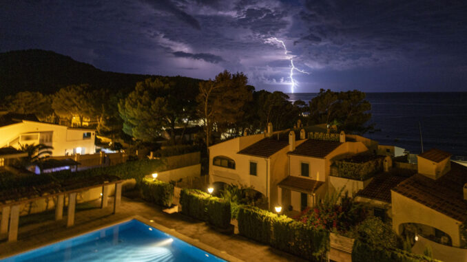 Tormenta eléctrica, esta madrugada en Andratx. EFE/ Cati Cladera
