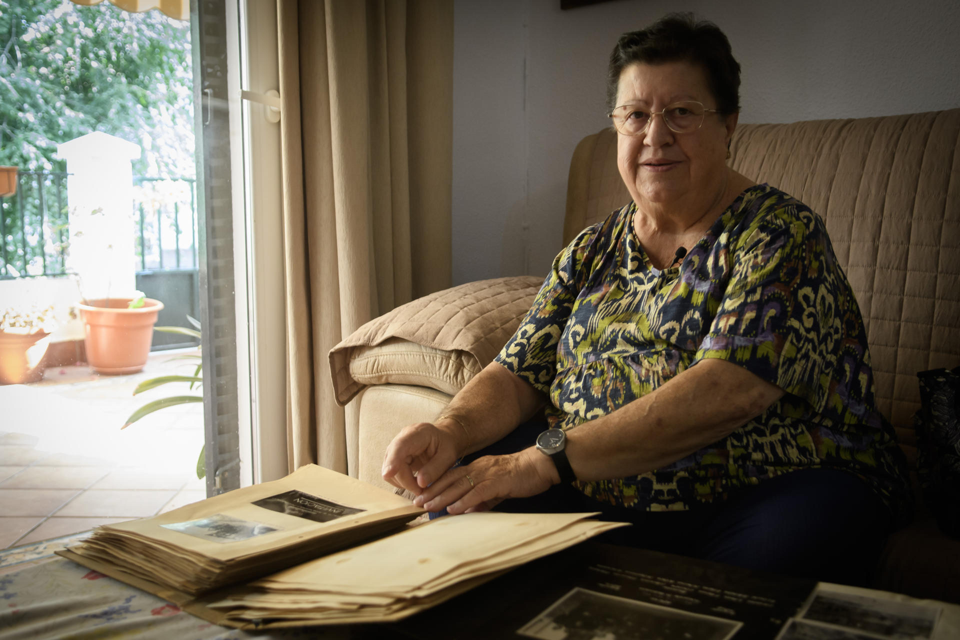 Trinidad Caro Pardo, vecina de Mairena del Aljarafe (Sevilla) y maestra jubilada de 76 años, junto a la colección de fotos de su padre, el militar, fotógrafo, cartógrafo, topógrafo, delineante y dibujante sevillano Antonio Caro Serrano, fallecido en 1999 y quien, al declararse la Guerra Civil, con 18 años y por sus extraordinarias habilidades, fue requerido por la Legión Condor, con la que recorrió toda España. Conservó una serie de fotografías originales -de las que se desconoce si hay copia en archivos históricos militares- que el mismo hizo, entre ellas una decena de Guernica horas después de ser arrasada por la aviación alemana. EFE/ Raúl Caro.
