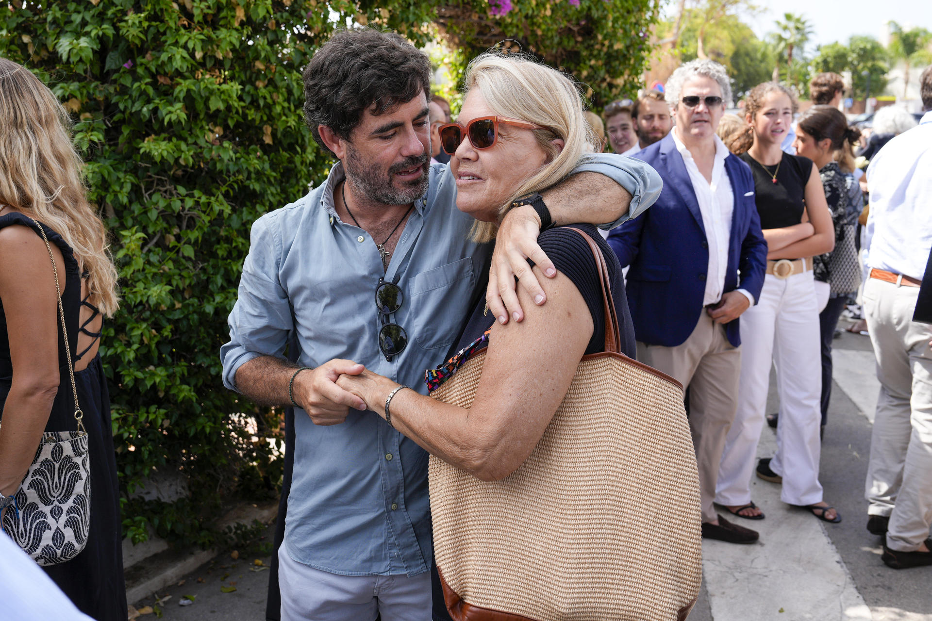 Antonio Matos, viudo de Caritina, fallecida este lunes a los 47 años de un infarto, a la salida de la Capilla de Guadalmina de San Pedro de Alcántara, en la localidad malagueña de Marbella, donde este martes familiares y amigos han dado el último adiós a la empresaria, antes de su traslado a Madrid, donde este miércoles será enterrada. EFE/ Juan Carlos Domínguez
