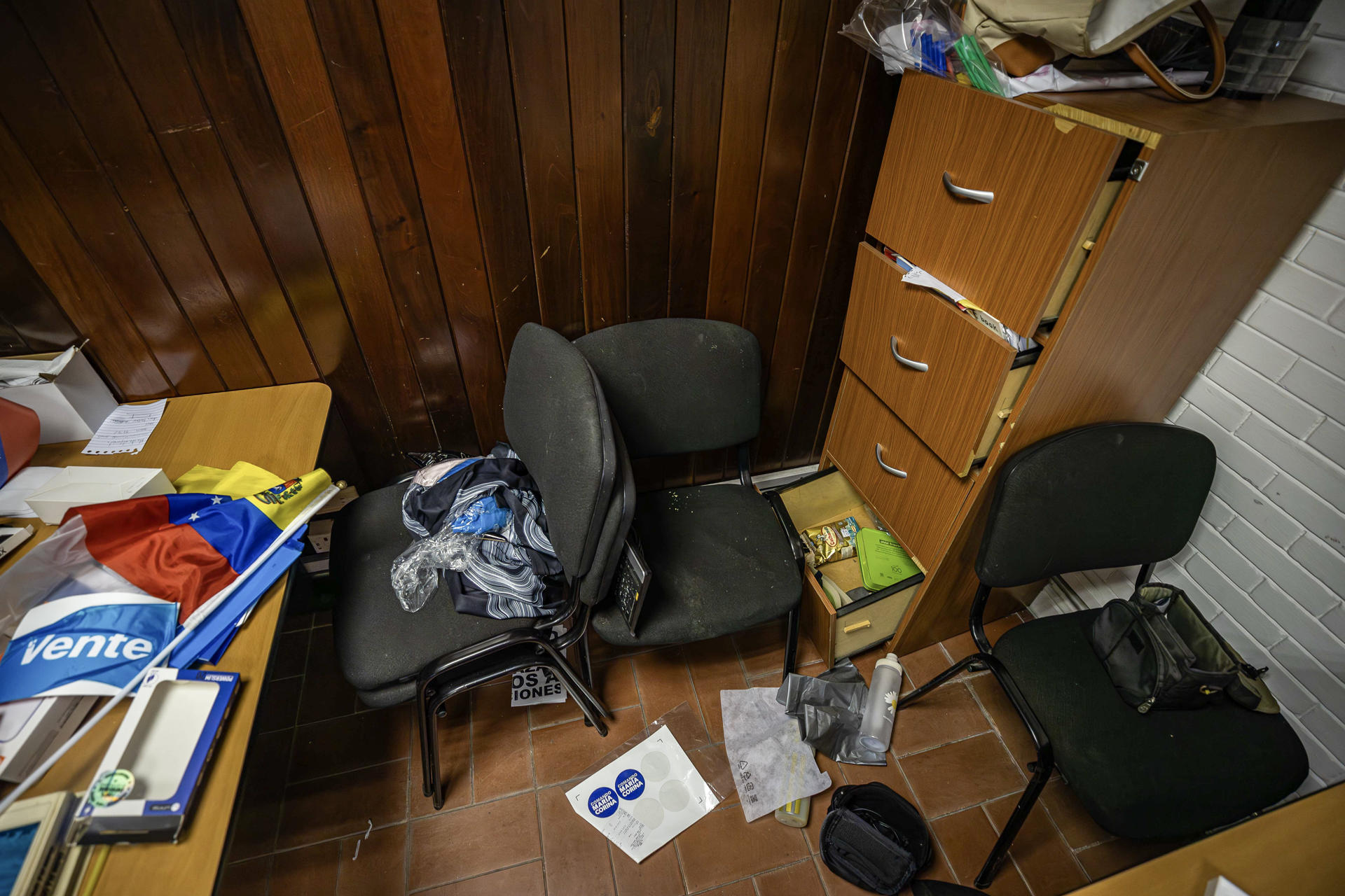 Fotografía del interior de la sede nacional del Comando Con Venezuela, este viernes en Caracas (Venezuela). EFE/ Henry Chirinos
