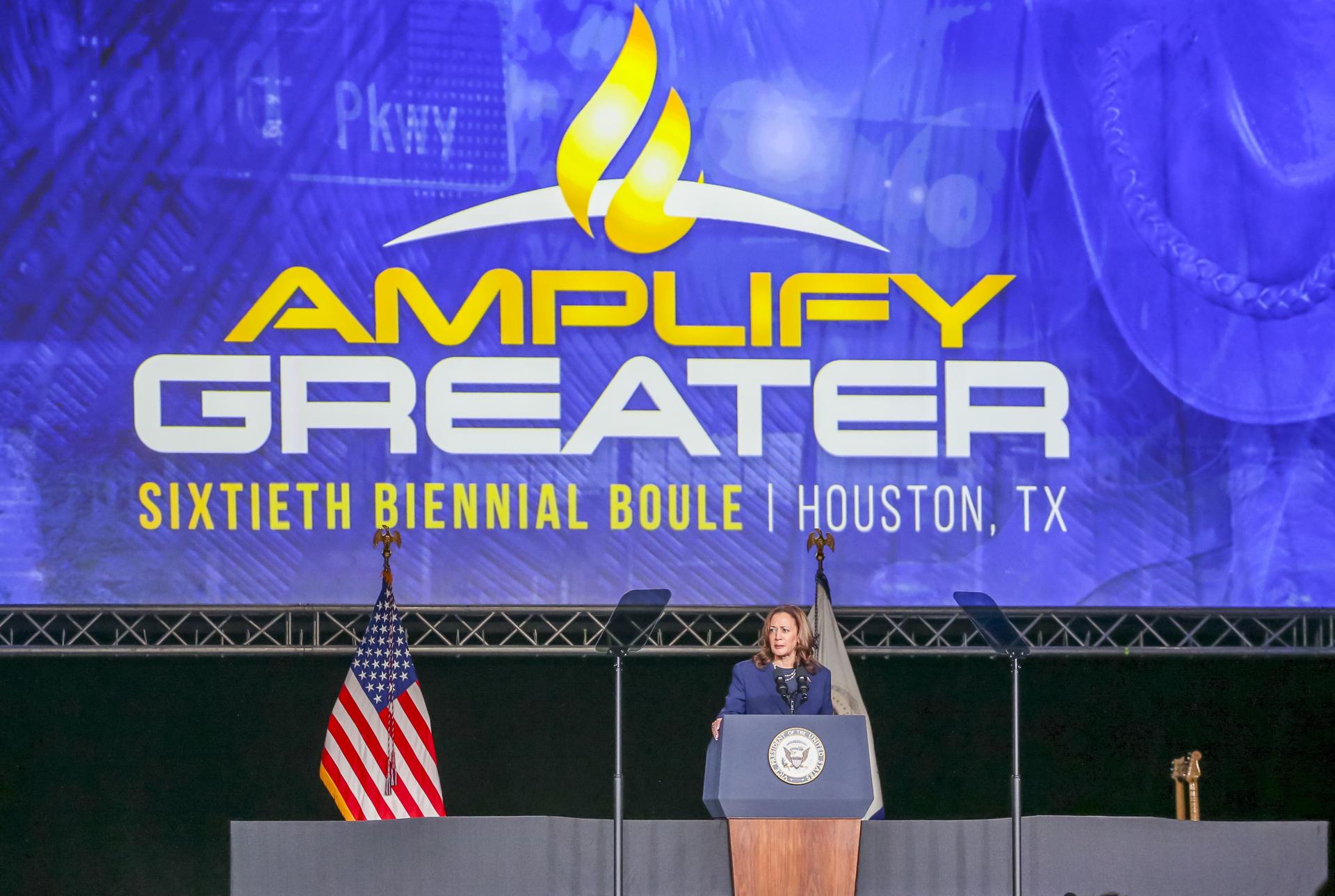 La vicepresidenta de EE.UU., Kamala habla con miembros de la hermandad históricamente negra, Sigma Gamma Rho en Houston (EE.UU.). EFE/EPA/LESLIE PLAZA JOHNSON
