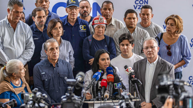 Delsa Solórzano (c), miembro del Comando Con Venezuela, habla durante una rueda de prensa sobre los hechos ocurridos la madrugada de este viernes en la sede del comando ubicada en Caracas (Venezuela). EFE/ Henry Chirinos
