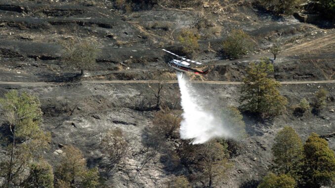 Un helicóptero trabaja en las labores de extinción de un incendio en Sierra Nevada. Archivo EFE/Pepe Marín
