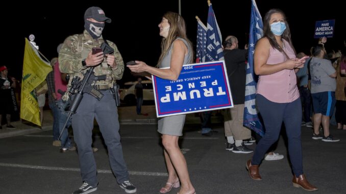 Fotografía de archivo del 5 de noviembre de 2020 de partidarios de Trump, incluido un pequeño grupo de manifestantes a favor de la Segunda Enmienda, que se reúnen frente a la Oficina del Registrador del Condado de Maricopa para exigir que se cuenten todas las papeletas tras las elecciones presidenciales, en Arizona (EE.UU.).EFE/EPA/Rick D'elia
