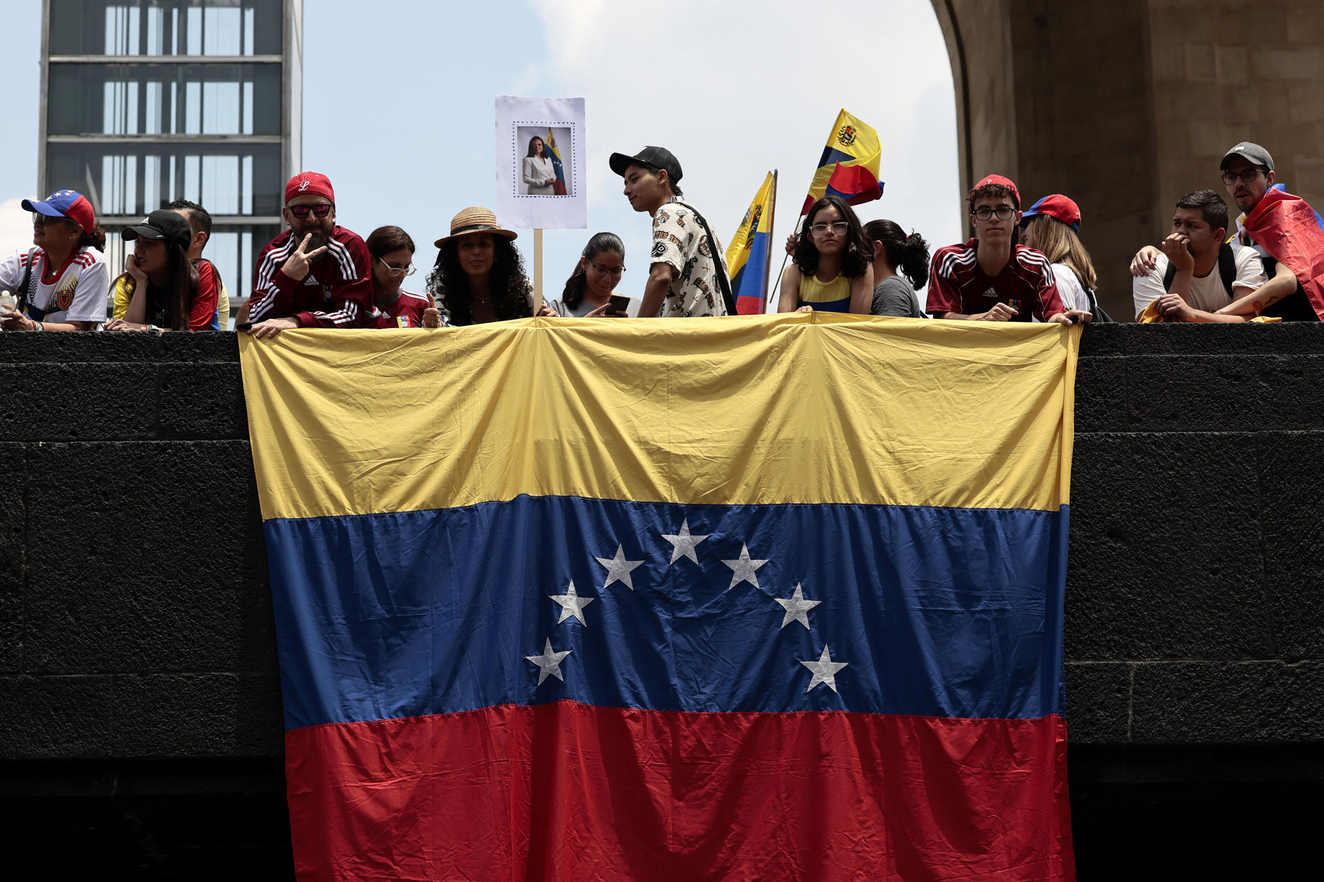 Ciudadanos venezolanos que residen en México participan en una protesta este sábado, para rechazar los resultados de las elecciones celebradas el 28 julio, en Ciudad de México (México).EFE/José Méndez
