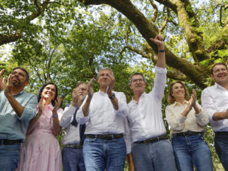 El líder del PP, Alberto Núñez Feijóo, acompañado de la Xunta, Alfonso Rueda, (c), el expresidente Mariano Rajoy, y los presidentes autonómicos Mañueco y Mazón (izq), abre el curso político en Galicia, hoy en Cerdedo-Cotobade. EFE/Lavandeira jr