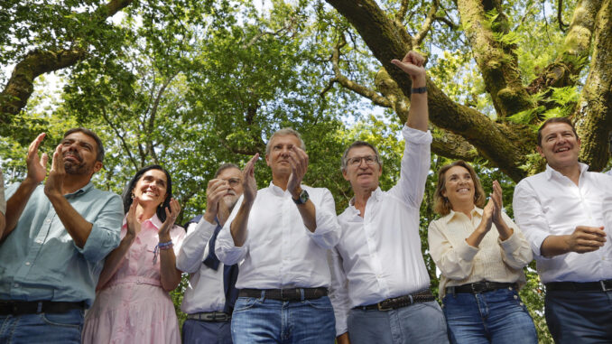 El líder del PP, Alberto Núñez Feijóo, acompañado de la Xunta, Alfonso Rueda, (c), el expresidente Mariano Rajoy, y los presidentes autonómicos Mañueco y Mazón (izq), abre el curso político en Galicia, hoy en Cerdedo-Cotobade. EFE/Lavandeira jr
