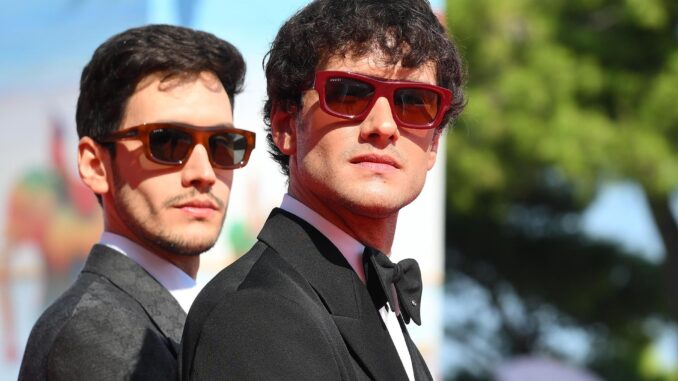 Los directores franceses Zoran Boukherma (R) y Ludovic Boukherma llegan para el estreno de 'Leurs Enfants Apres Eux' (Y sus hijos después de ellos) durante el 81 ° Festival de Cine de Venecia, en Venecia, Italia, el 31 de agosto de 2024. La película se presenta en la competición oficial 'Venezia 81' del festival que se celebra del 28 de agosto al 7 de septiembre de 2024. (Cine, Italia, Niza, Venecia) EFE/EPA/ETTORE FERRARI
