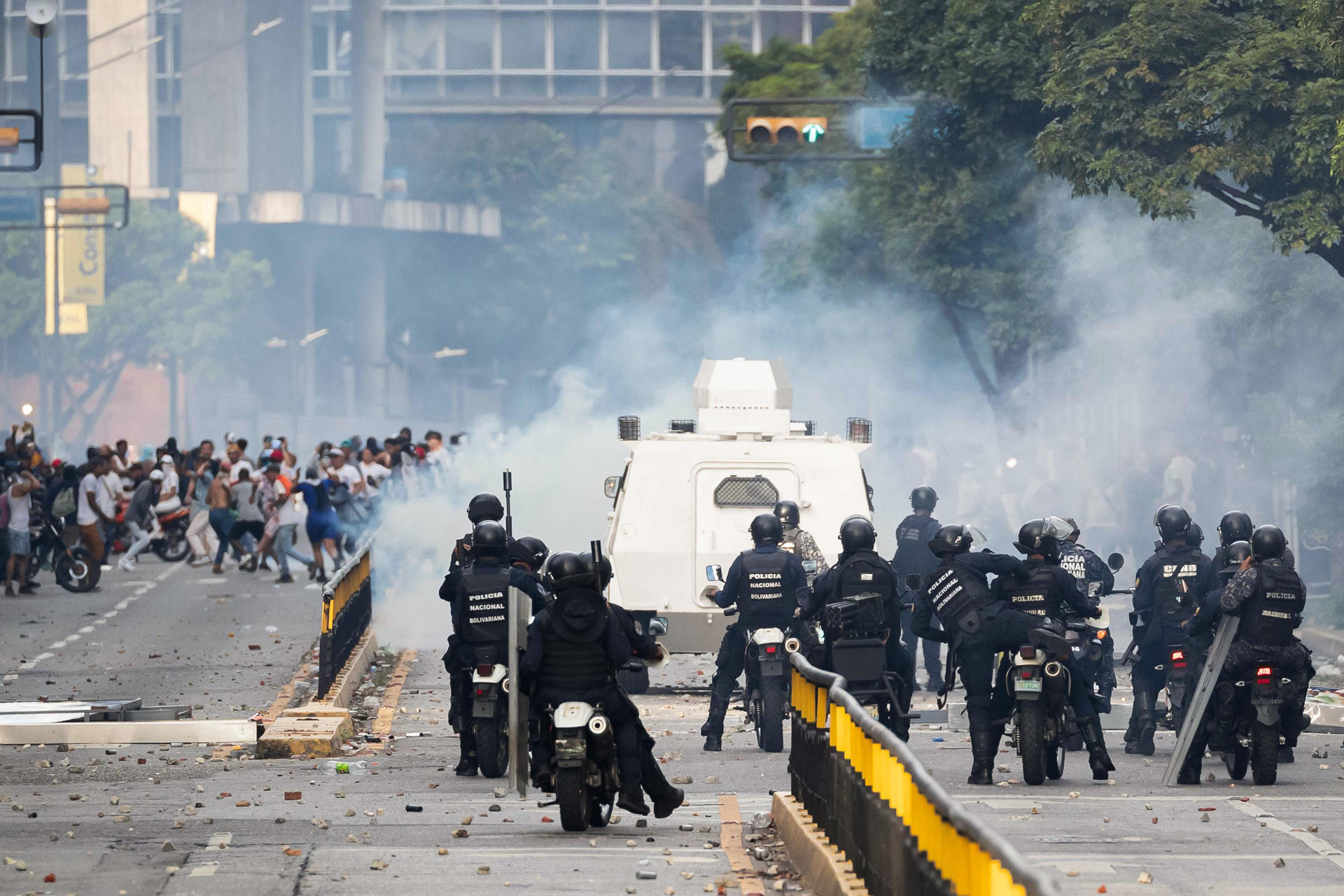 Integrantes de la Policía Nacional Bolivariana (PNB) y la Guardia Nacional Bolivariana (GNB) enfrentan a manifestantes opositores este 29 de julio de 2024, durante una protesta contra los resultados dados por el Consejo Nacional Electoral (CNE) de las elecciones presidenciales, que dan como ganador al presidente Nicolás Maduro, en Caracas (Venezuela). EFE/ Ronald Peña R.
