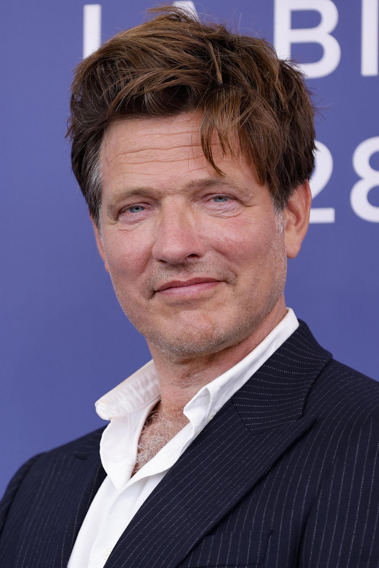 El director de cine danés Thomas Vinterberg posa en una sesión fotográfica de 'Familier som vores (Familias como la nuestra)' durante el Festival de Cine de Venecia, en Venecia, Italia, el 31 de agosto de 2024. La película se presenta fuera de competición en el festival que se celebra del 28 de agosto al 7 de septiembre de 2024. (Cine, Italia, Niza, Venecia) EFE/EPA/FABIO FRUSTAC
