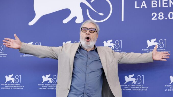 El director italiano Gianni Amelio posa en una sesión fotográfica de 'Campo Di Battaglia' durante el Festival de Cine de Venecia, en Venecia, Italia, el 31 de agosto de 2024. La película se presenta en la competición oficial 'Venezia 81' del festival que se celebra del 28 de agosto al 7 de septiembre de 2024. (Cine, Italia, Niza, Venecia) EFE/EPA/FABIO FRUSTAC
