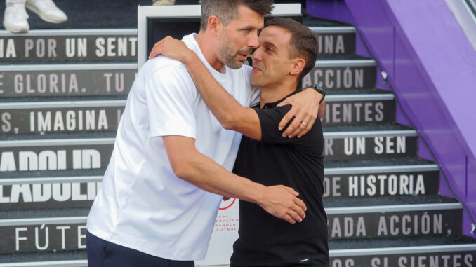 El entrenador del Real Valladolid, el uruguayo Paulo Pezzolano (i), saluda al del Leganés, Borja Jiménez, se saludan antes del inicio de partido de LaLiga entre Real Valladolid  y Leganés, este miércoles en el estadio José Zorrilla. EFE/R. GARCIA
