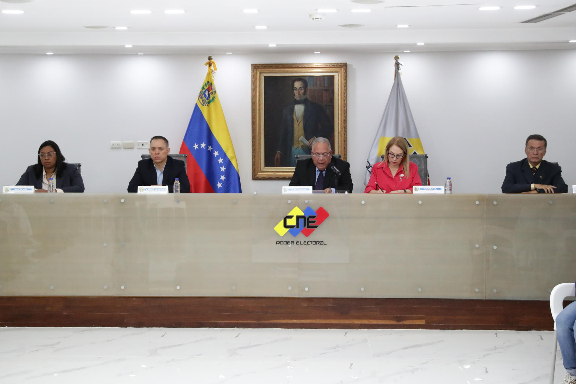 El presidente del Consejo Nacional Electoral, Elvis Amoroso (c), su vicepresidente, Carlos Quintero (i), y la rectora electoral, Rosalba Gil (d), declaran a la prensa el resultado del boletín de las elecciones presidenciales del 28 de julio del 2024, este viernes en Caracas (Venezuela). EFE/ Ronald Peña R.
