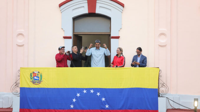 AME7350. CARACAS (VENEZUELA), 01/08/2024.- Fotografía cedida por Prensa Miraflores del presidente de Venezuela, Nicolás Maduro, mientras habla desde el balcón del Palacio de Miraflores, este jueves en Caracas (Venezuela). Maduro ordenó este jueves encerrar en dos cárceles de máxima seguridad a los más de 1.200 detenidos que, según la Fiscalía, han dejado las protestas en contra del resultado electoral del domingo, que lo ratificó como ganador, lo que ha sido cuestionado por la oposición mayoritaria y buena parte de la comunidad internacional. EFE/ Prensa Miraflores / SOLO USO EDITORIAL/ SOLO DISPONIBLE PARA ILUSTRAR LA NOTICIA QUE ACOMPAÑA (CRÉDITO OBLIGATORIO)
