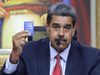 El presidente de Venezuela, Nicolás Maduro, sostiene la Constitución de la República Bolivariana de Venezuela durante una rueda de prensa este 31 de julio de 2024, en el Palacio de Miraflores en Caracas (Venezuela).EFE/ Ronald Peña R.