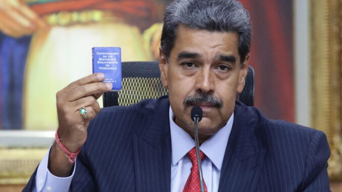 El presidente de Venezuela, Nicolás Maduro, sostiene la Constitución de la República Bolivariana de Venezuela durante una rueda de prensa este 31 de julio de 2024, en el Palacio de Miraflores en Caracas (Venezuela).EFE/ Ronald Peña R.
