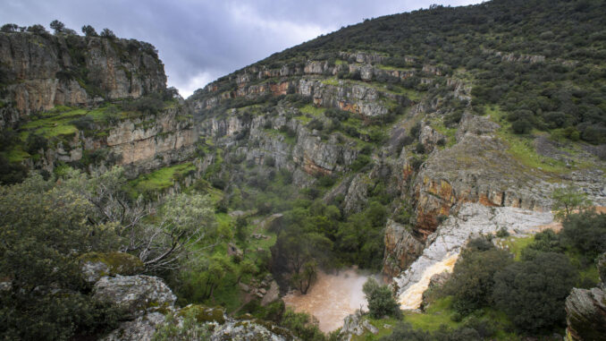 Imagen de la cascada de La Cimbarra (Jaén), junto al parque natural de Despeñaperros Archivo EFE/José Manuel Pedrosa.
