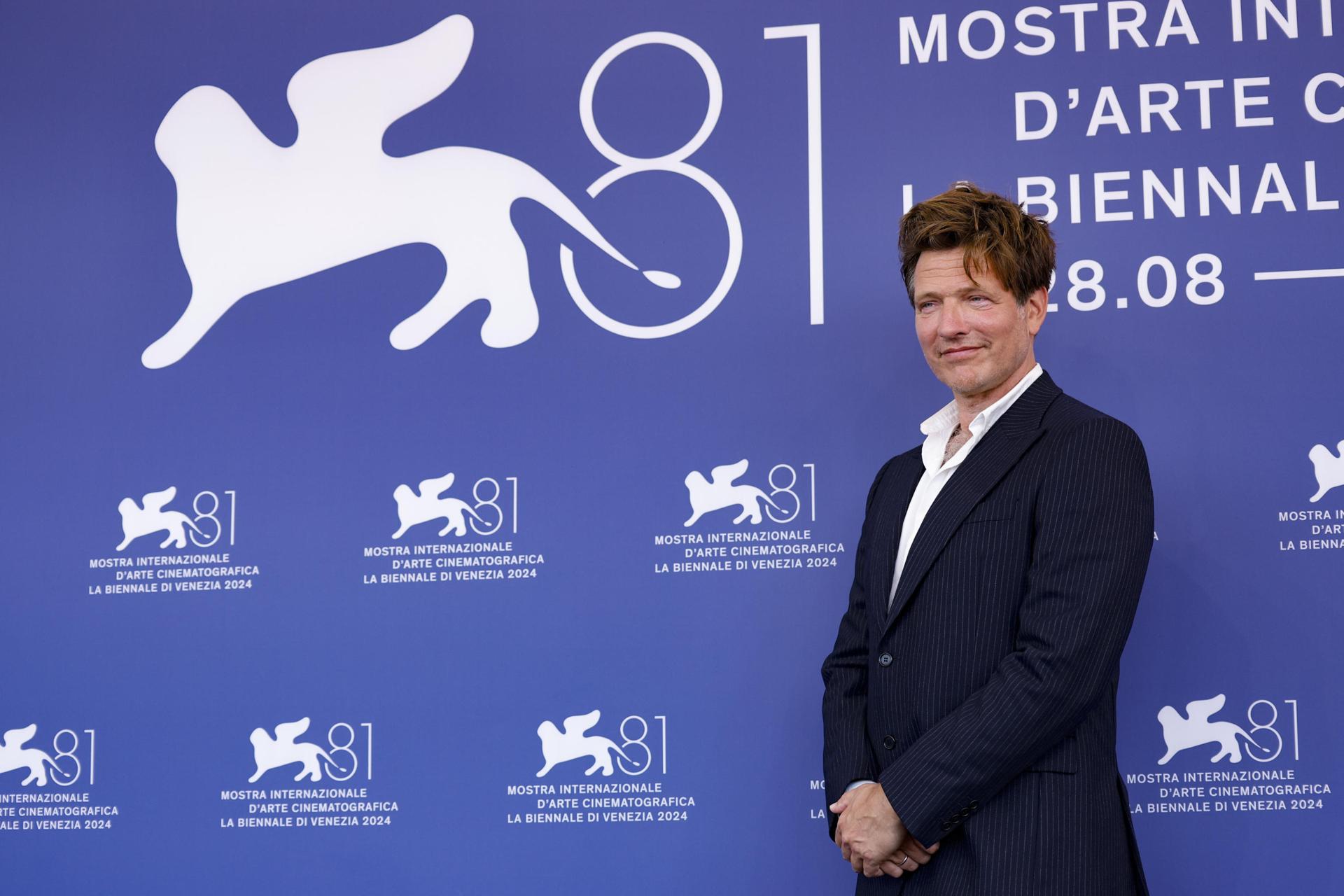 El director de cine danés Thomas Vinterberg posa en una sesión fotográfica de 'Familier som vores (Familias como la nuestra)' durante el Festival de Cine de Venecia, en Venecia, Italia, el 31 de agosto de 2024. La película se presenta fuera de competición en el festival que se celebra del 28 de agosto al 7 de septiembre de 2024. (Cine, Italia, Niza, Venecia) EFE/EPA/FABIO FRUSTAC
