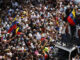 La líder de la oposición venezolana María Corina Machado (d) agita la bandera de Venezuela frente a seguidores en Caracas (Venezuela).EFE/ Miguel Gutiérrez